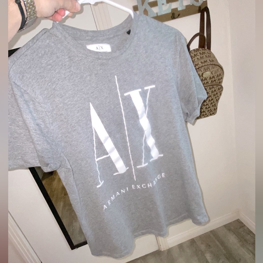 Selling one of my new mens Armani Exchange T-Shirts! Has only been worn once!